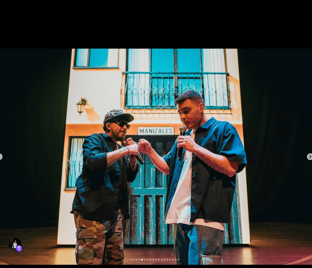 LOKILLO y JOTAPE en el escenario chocando los puños durante el show