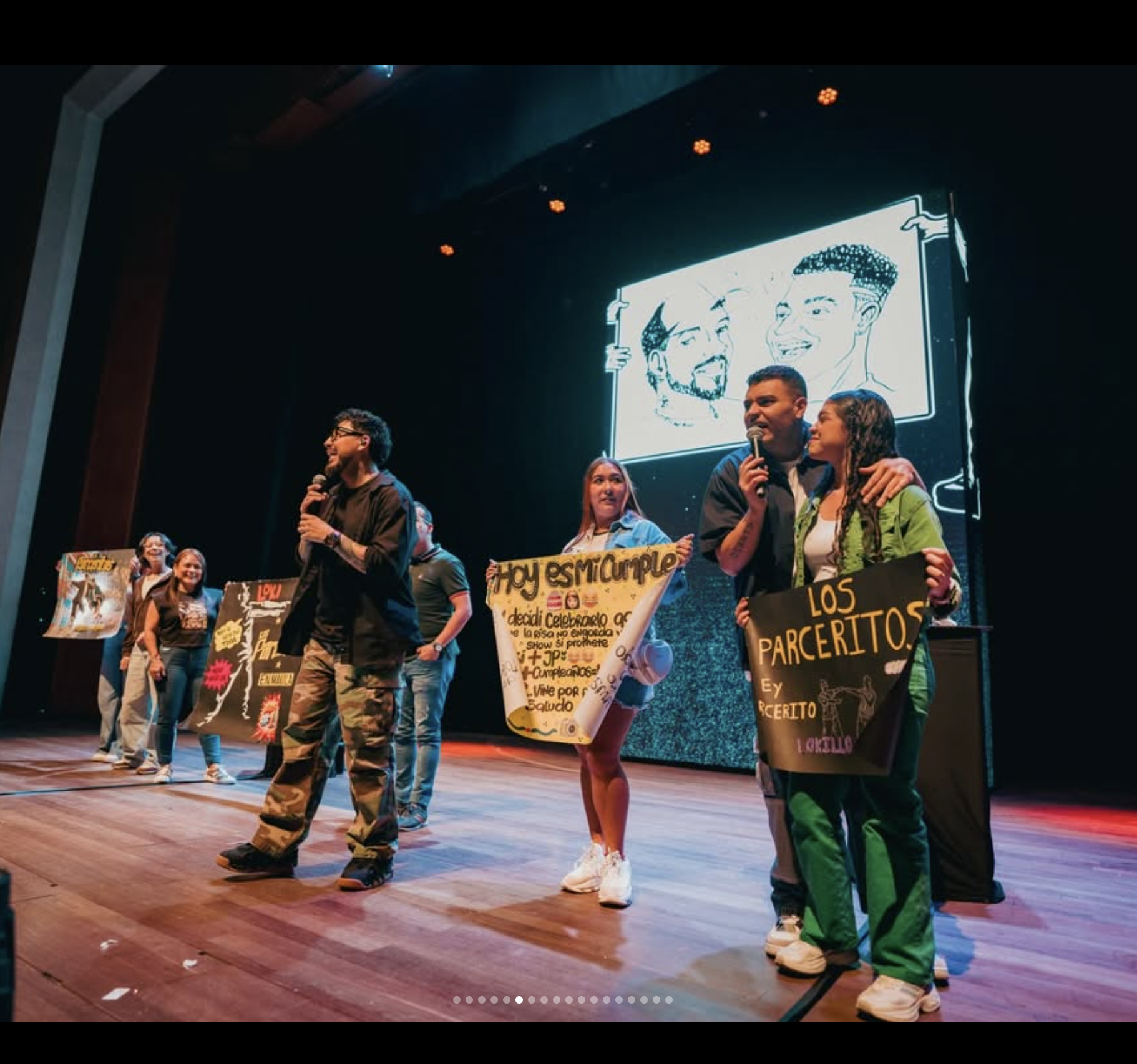 El público parcero en el escenario junto a LOKILLO y JOTAPE con carteles