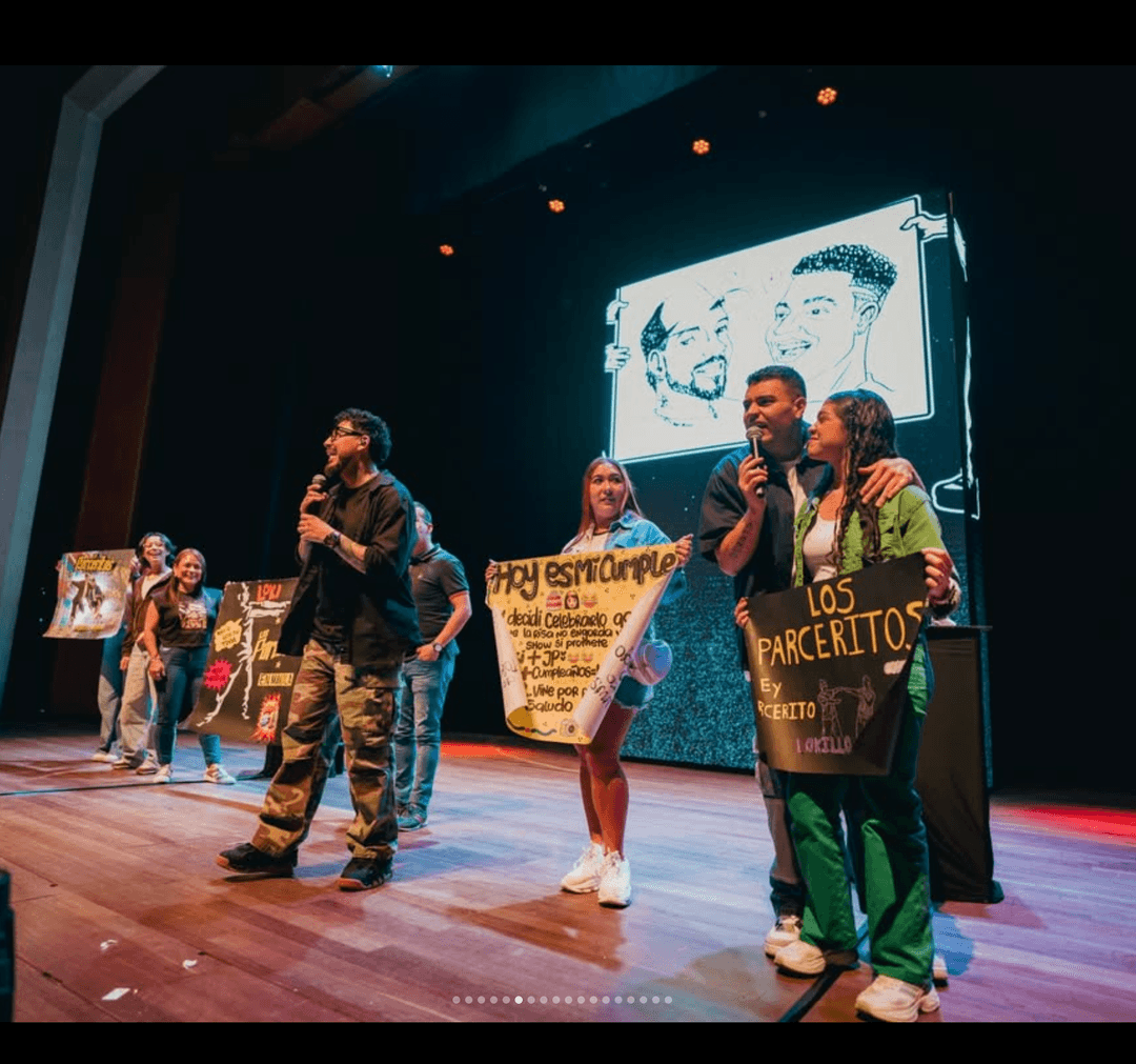 El público parcero en el escenario junto a LOKILLO y JOTAPE con carteles